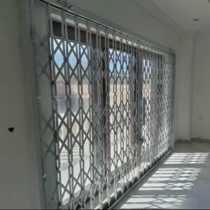 حفاظ درب آکاردئونی مشکی نصب شده در اراک