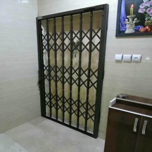 حفاظ درب آکاردئونی مشکی نصب شده در استان زنجان