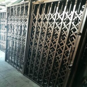 حفاظ درب آکاردئونی مشکی نصب شده در استان مرکزی