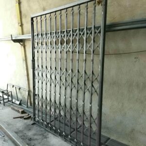 حفاظ درب آکاردئونی مشکی نصب شده در ایلام