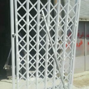 حفاظ درب آکاردئونی مشکی نصب شده در مشهد
