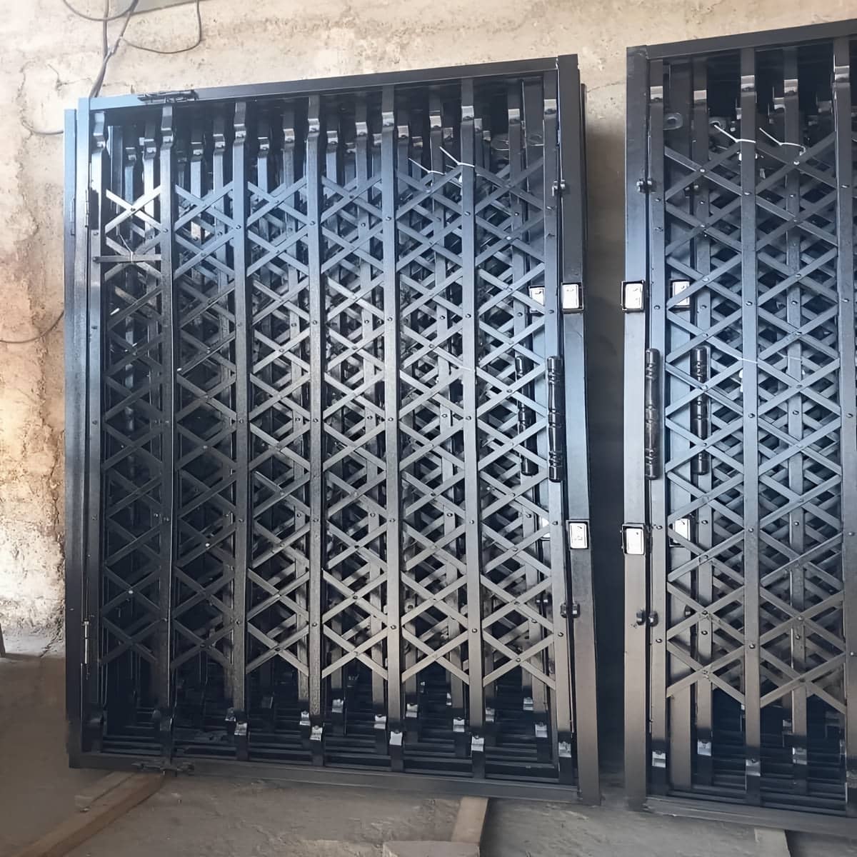 حفاظ درب آکاردئونی مشکی ورودی استان یزد مرکز تخصصی سفارش و اجرای حفاظ درب آکاردئونی در استان یزد