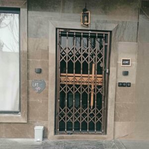 حفاظ درب آکاردئونی مشکی ورودی شهرکرد