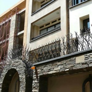 حفاظ دیوار تیره در استان خوزستان کنار نمای سفید