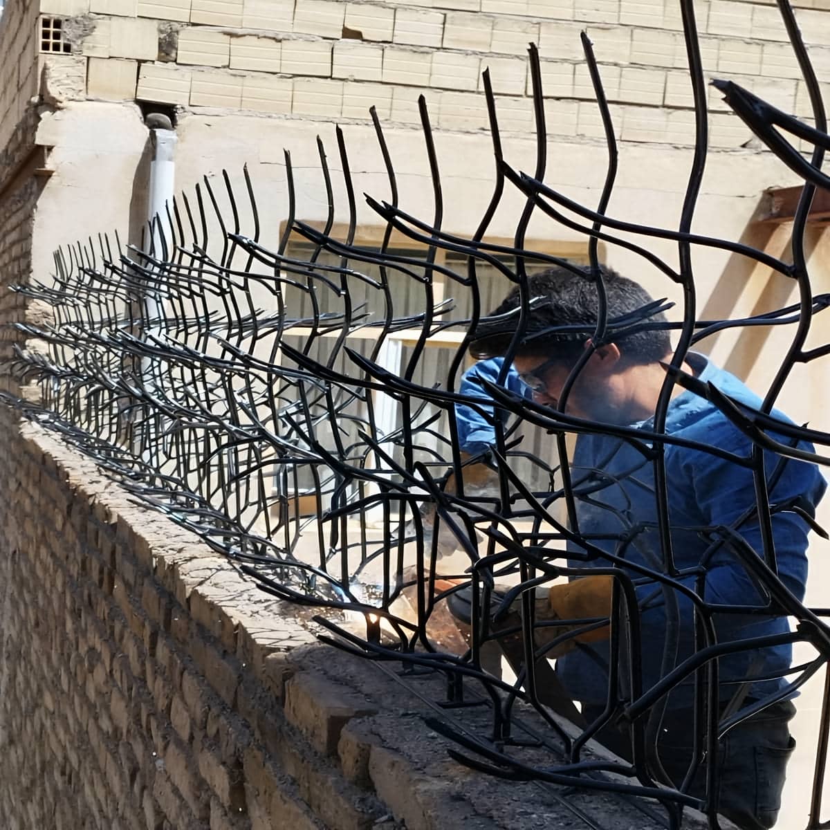 حفاظ دیوار فلزی در استان کردستان روی دیوار سنگی مرکز تخصصی سفارش و فروش حفاظ دیوار در استان کردستان