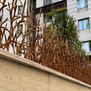 حفاظ دیوار مشکی در استان قزوین کنار نمای سنگی