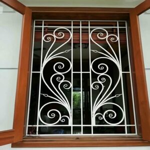 حفاظ پنجره آهنی روی قاب قدیمی ایلام