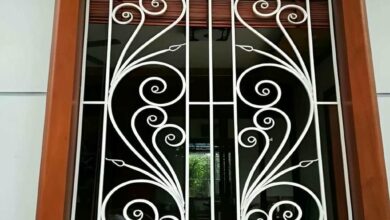 حفاظ پنجره آهنی روی قاب قدیمی ایلام