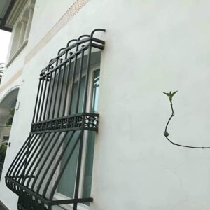 حفاظ پنجره آهنی مشکی در همدان