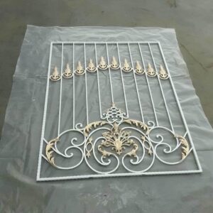 حفاظ پنجره آهنی مشکی روی نمای بیرجند