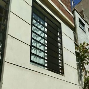 حفاظ پنجره آهنی مشکی روی نمای روشن بوشهر
