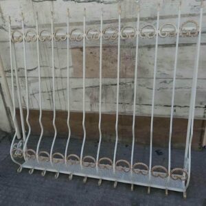 حفاظ پنجره آهنی مشکی روی نمای زنجان