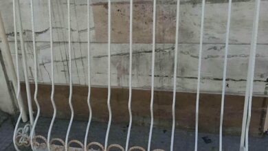 حفاظ پنجره آهنی مشکی روی نمای زنجان