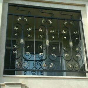 حفاظ پنجره فرفورژه مشکی روی نمای شهرکرد