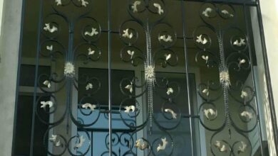 حفاظ پنجره فرفورژه مشکی روی نمای شهرکرد