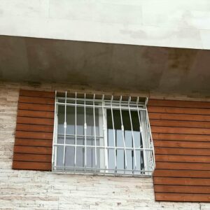 حفاظ پنجره مشکی روی نمای سنگی استان اردبیل