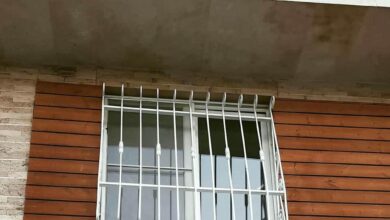 حفاظ پنجره مشکی روی نمای سنگی استان اردبیل