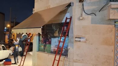 سایبان برقی بازویی سفید در نمای فروشگاه تهران