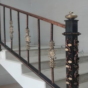 نرده راه پله فرفورژه شهرکرد کنار پله سنگی
