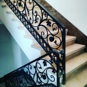 نرده راه پله فلزی سنندج کنار ویلای باغی