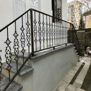 نرده راه پله مشکی استان اردبیل کنار دیوار روشن