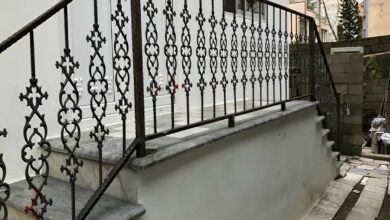 نرده راه پله مشکی استان اردبیل کنار دیوار روشن